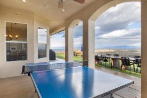 - Mesa de ping pong en una habitación con vistas en Colina by AvantStay Secluded Mountain Top Oasis w Pool Hot Tub Putting Green, en Santa Rosa West