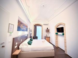 拉古萨Ad Maiora - Design Rooms的一间带床和电视的酒店房间
