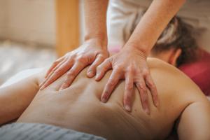 Una donna che si fa fare un massaggio alla schiena da un terapista. di Weston Cottage a Poole