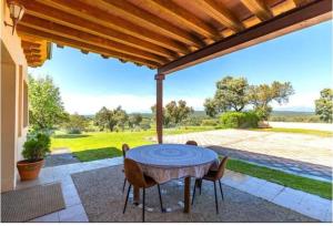 MejoradaにあるLa encina del pastorのテーブルと椅子のあるパティオ