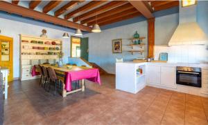 MejoradaにあるLa encina del pastorの部屋にテーブルと椅子のあるキッチン