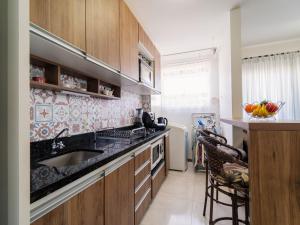 a kitchen with a sink and a counter at Apto Vista Mar Conforto e Lazer no Centro PD7324 in Penha