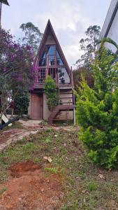 Algohuts في Anachal: منزل صغير مع شرفة