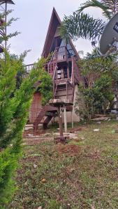 Algohuts في Anachal: منزل به درج خشبي في الفناء