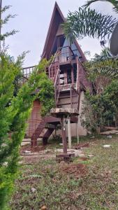 Algohuts في Anachal: منزل به درج حلزوني في الفناء