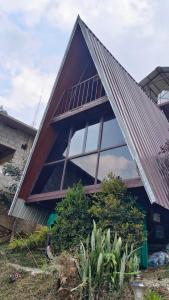 Algohuts في Anachal: منزل بسقف مثلث مع نوافذ +صورة واحدة