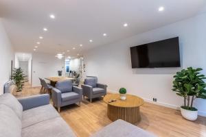 ビルバオにあるAzkuna Home Apartmentのソファとテーブルのあるリビングルーム