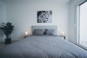 - une chambre blanche avec un grand lit et deux lampes dans l'établissement Villa Paradise 2, à Mariquiteira 16 autres photos