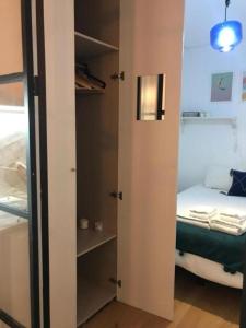 Piccola camera con letto e armadio. di Pateo Loft a Porto