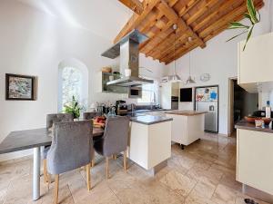 Una cocina con una mesa y sillas en una habitación. en Villa Sienna à 10min de Cotignac, en Le Val