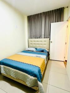 a bedroom with a bed with blue and yellow sheets at Moderno Departamento en Estreno in Arequipa