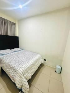a bedroom with a bed in a white room at Moderno Departamento en Estreno in Arequipa