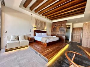 Katil atau katil-katil dalam bilik di Relaxing Lakeside Retreat Pool, Hot Tub y Patio