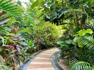 Taman di luar Relaxing Lakeside Retreat Pool, Hot Tub y Patio