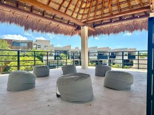 Balkoni atau teres di Relaxing Lakeside Retreat Pool, Hot Tub y Patio +22 gambar
