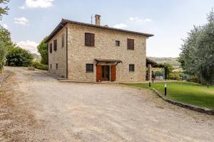an old stone house on a dirt road at Esclusivo Casale Etrusco con Piscina e Zona Relax in Chioano