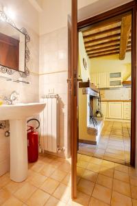 a kitchen with a sink and a stove at Esclusivo Casale Etrusco con Piscina e Zona Relax in Chioano