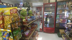 Supermarket nebo jiné obchody v  hotelu nebo okolí
