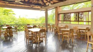 Restaurace v ubytování Hotel Girardot Resort by On Vacation