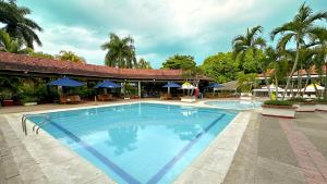 Bazén v ubytování Hotel Girardot Resort by On Vacation nebo v jeho okolí