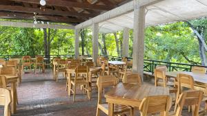 Restaurace v ubytování Hotel Girardot Resort by On Vacation
