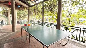 Stolní tenis v ubytování Hotel Girardot Resort by On Vacation nebo okolí