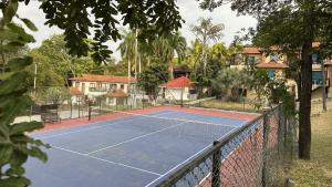 Tenis a/nebo squash v ubytování Hotel Girardot Resort by On Vacation nebo okolí