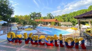 Bazén v ubytování Hotel Girardot Resort by On Vacation nebo v jeho okolí