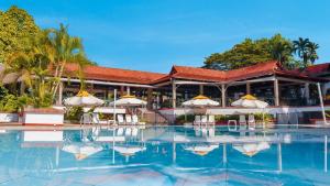 Bazén v ubytování Hotel Girardot Resort by On Vacation nebo v jeho okolí