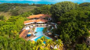 Bazén v ubytování Hotel Girardot Resort by On Vacation nebo v jeho okolí