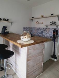 伊苏瓦尔Petit appartement charmant centre Issoire avec jolie Vue - WiFi的厨房里有一个碗