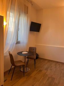 TV a/nebo společenská místnost v ubytování Harmony Lake Sirmione