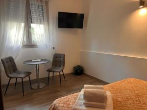 TV a/nebo společenská místnost v ubytování Harmony Lake Sirmione