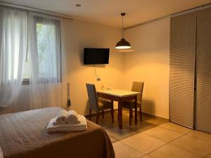 Postel nebo postele na pokoji v ubytování Harmony Lake Sirmione