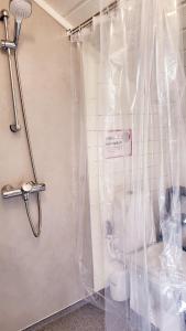 Ένα μπάνιο στο Stavern, cosy and intimate studio apartment