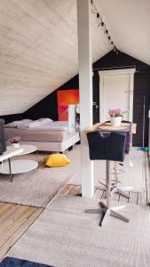 Ένα ή περισσότερα κρεβάτια σε δωμάτιο στο Stavern, cosy and intimate studio apartment