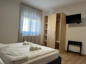 a bedroom with a bed with towels on it at Cimus Home in SantʼAntonio Tortal