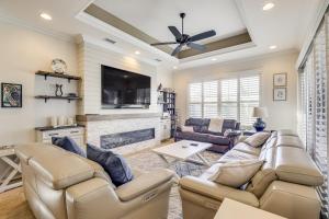 Una sala de estar con sofás y chimenea. en 3 Mi to Bonita Beach Outdoor Oasis with Pool and Spa!, en Bonita Springs