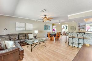 Χώρος καθιστικού στο 9 Mi to Coquina Beach Home with Pool and BBQ