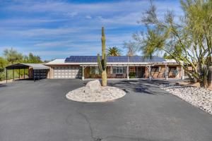 ein Haus mit einer Palme in der Mitte einer Einfahrt in der Unterkunft Walkable Studio with Patio in Tucson! in Tucson