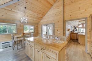 Η κουζίνα ή μικρή κουζίνα στο Mountain Views Cabin in Fort Garland Near Hiking