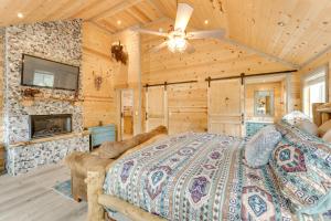 Μια τηλεόραση ή/και κέντρο ψυχαγωγίας στο Mountain Views Cabin in Fort Garland Near Hiking