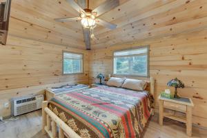 Ένα ή περισσότερα κρεβάτια σε δωμάτιο στο Mountain Views Cabin in Fort Garland Near Hiking