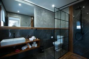 Koupelna v ubytování Asterion Art Residences + 122 fotografií