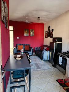 ウクンダにあるCatwalk Factory Apartmentの赤い壁のキッチン&リビングルーム
