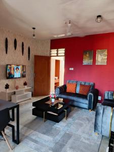 ウクンダにあるCatwalk Factory Apartmentの赤い壁のリビングルーム(ソファ付)