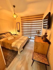 Postel nebo postele na pokoji v ubytování Izmir Home & Garden