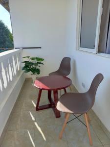 ウクンダにあるCatwalk Factory Apartmentのバルコニーに椅子2脚とテーブル1台