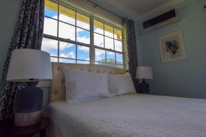 Katil atau katil-katil dalam bilik di Piton View Apartment With Jeep Rental - GREAT COMBO DEAL- Explore St Lucia