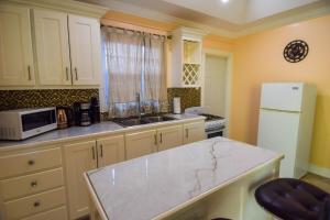 Dapur atau dapur kecil di Piton View Apartment With Jeep Rental - GREAT COMBO DEAL- Explore St Lucia